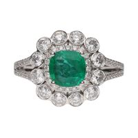 Sortija en oro blanco con esmeralda y brillantes. Talla 13.