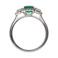 Sortija en oro blanco con esmeralda y brillantes. Talla 14.