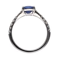 Sortija en oro blanco con zafiro y brillantes. Talla 14.