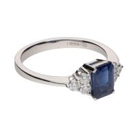 Sortija en oro blanco con zafiro y brillantes. Talla 14.