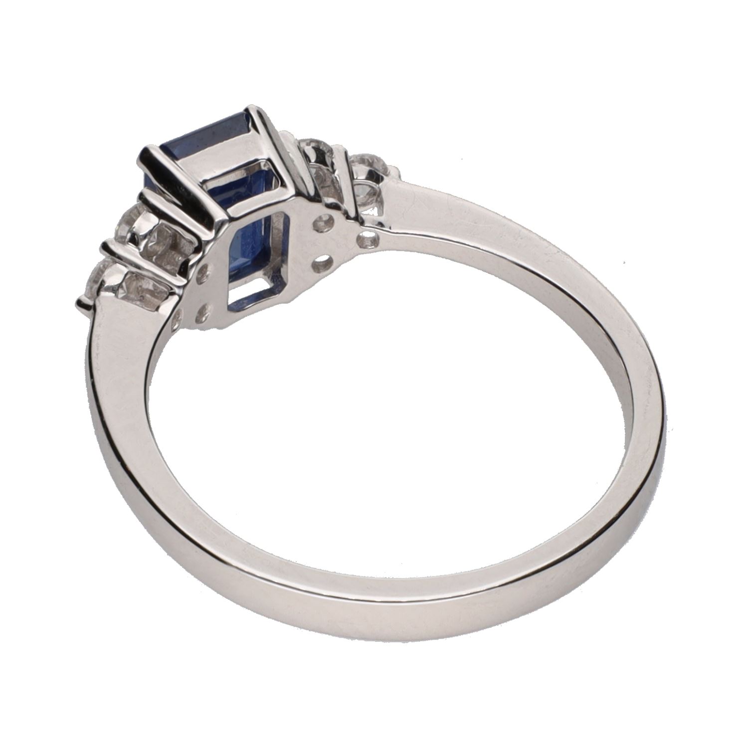 Sortija en oro blanco con zafiro y brillantes. Talla 14.