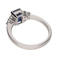 Sortija en oro blanco con zafiro y brillantes. Talla 14.