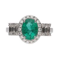 Sortija con esmeralda central y detalles con brillantes. Talla 14.