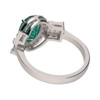 Sortija con esmeralda central y detalles con brillantes. Talla 14.