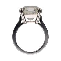 Sortija en platino con diamantes talla esmeralda central y brillantes.