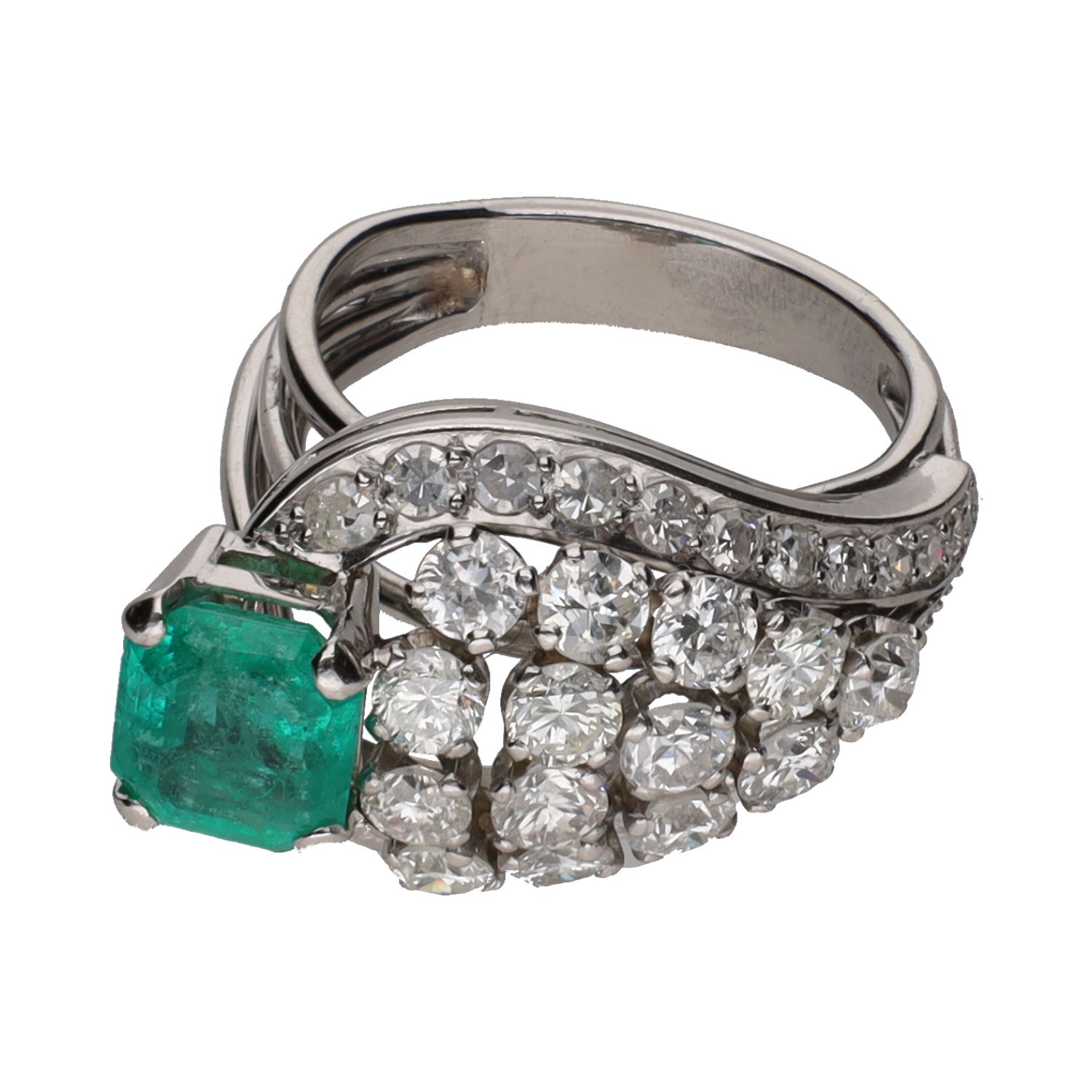 Sortija en oro blanco con esmeralda y brillantes. Talla 13.