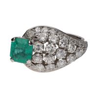 Sortija en oro blanco con esmeralda y brillantes. Talla 13.