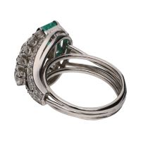 Sortija en oro blanco con esmeralda y brillantes. Talla 13.