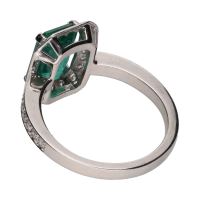 Sortija en oro blanco con esmeralda y brillantes. Talla 16.