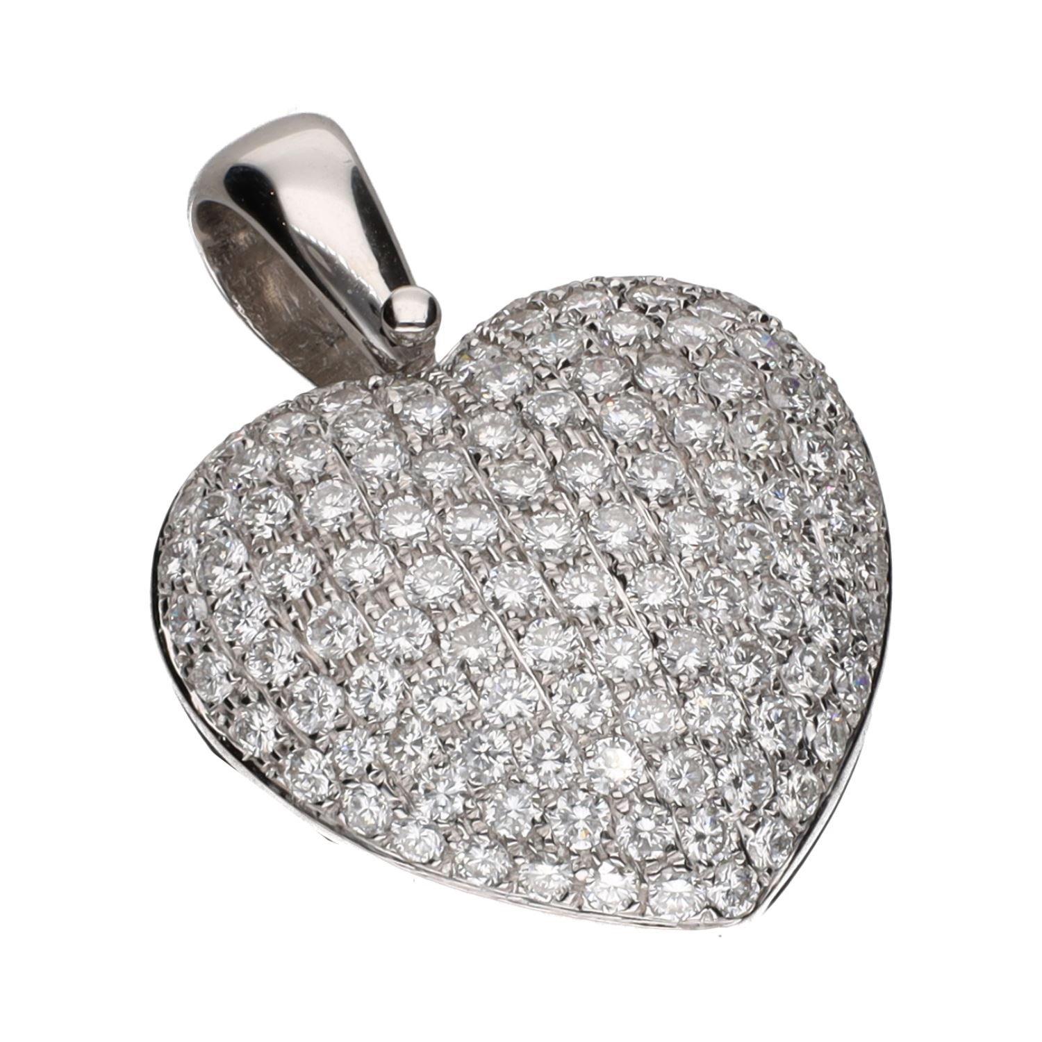 Colgante con forma de corazón en oro blanco y cuajado de brillantes.