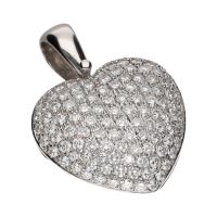 Colgante con forma de corazón en oro blanco y cuajado de brillantes.