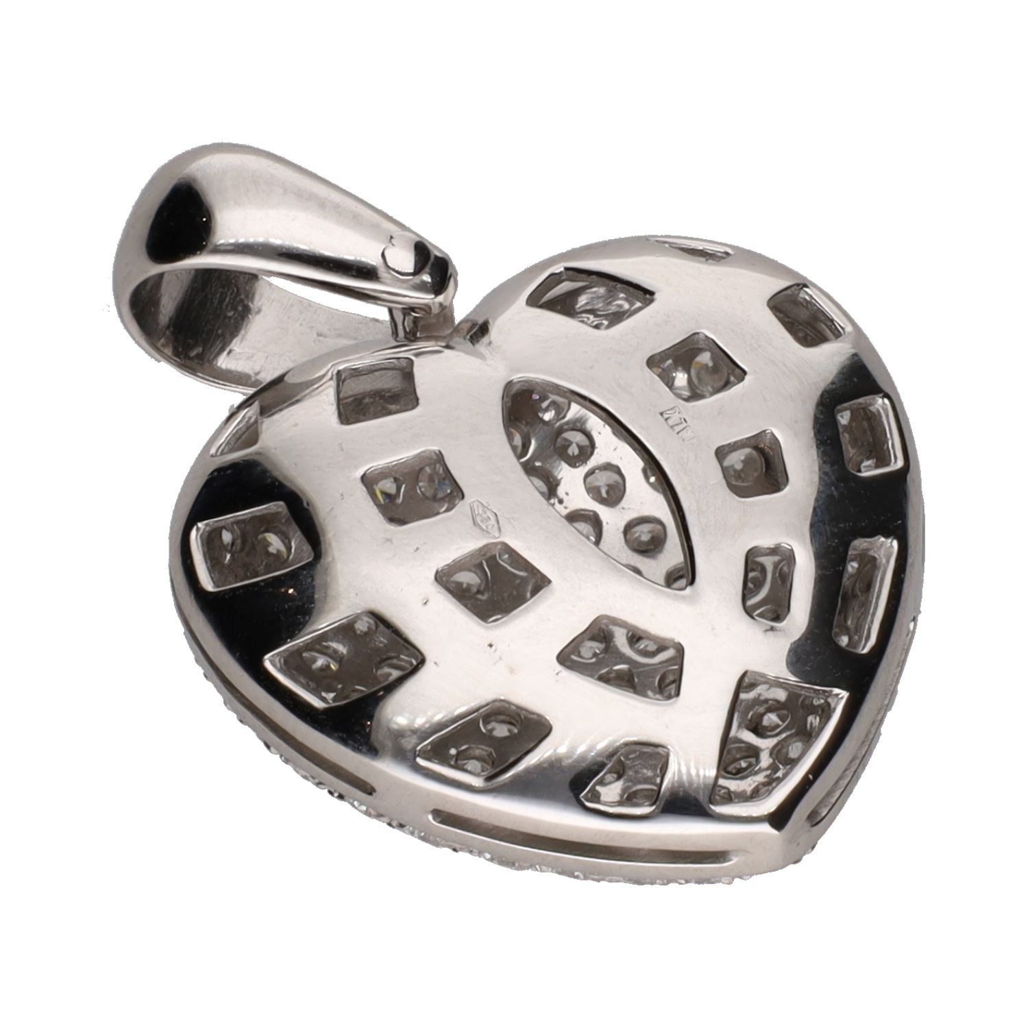 Colgante con forma de corazón en oro blanco y cuajado de brillantes.