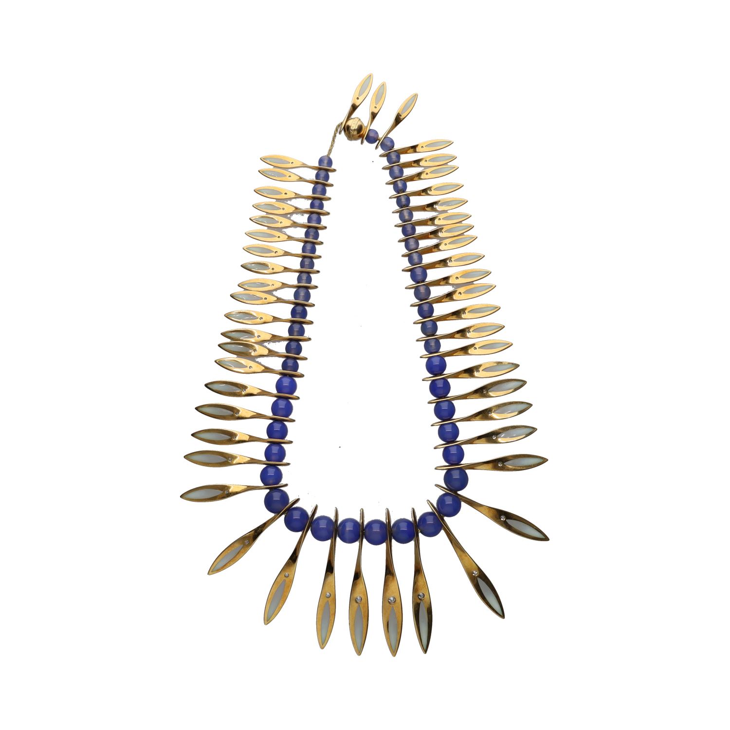 Collar firmado por bagues en oro amarillo con brillantes y zafiros.