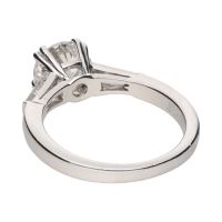 Solitario en oro blanco con brillante central 1,46ct y baguettes. Talla 13.