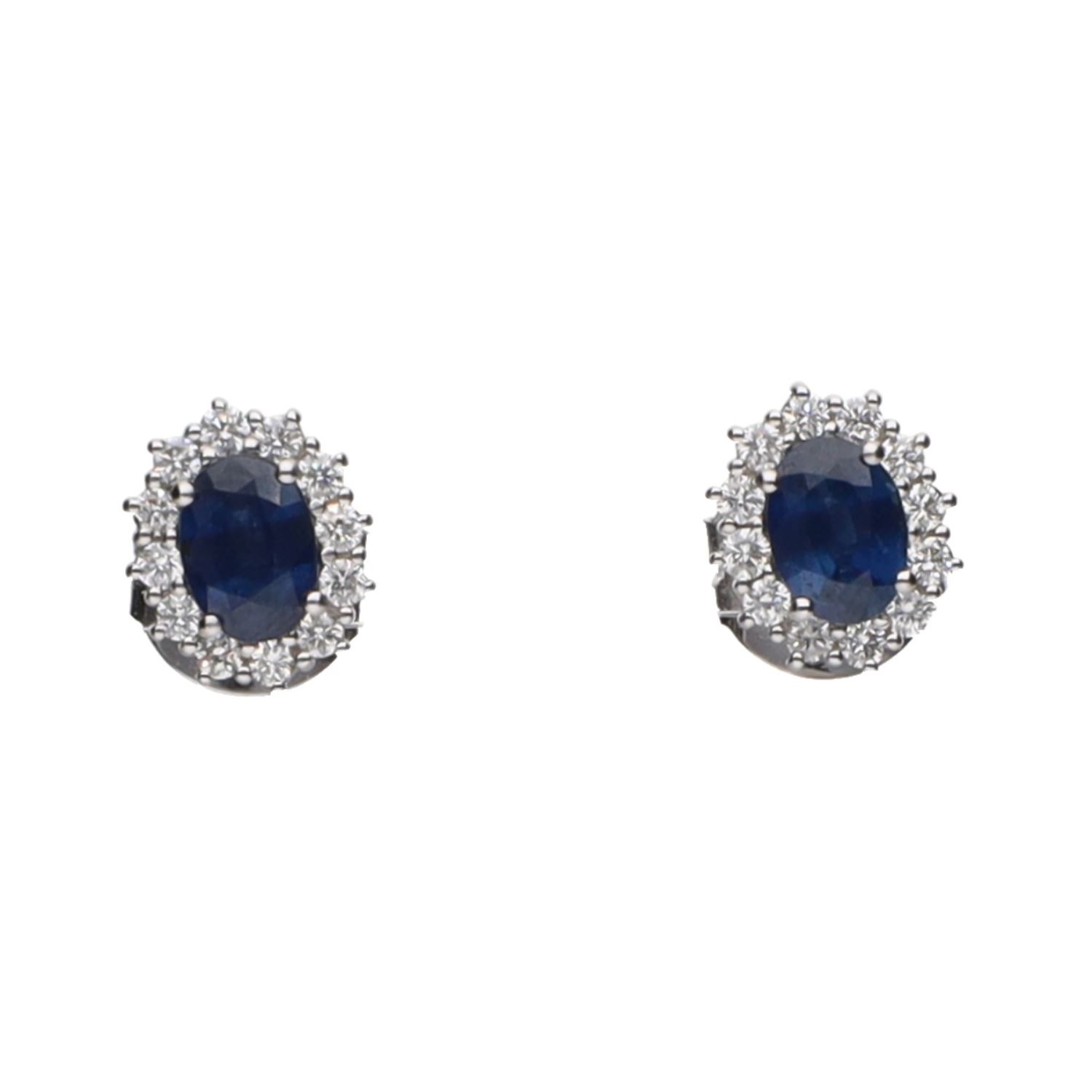 Pendientes en oro blanco con zafiros y orla de brillantes.