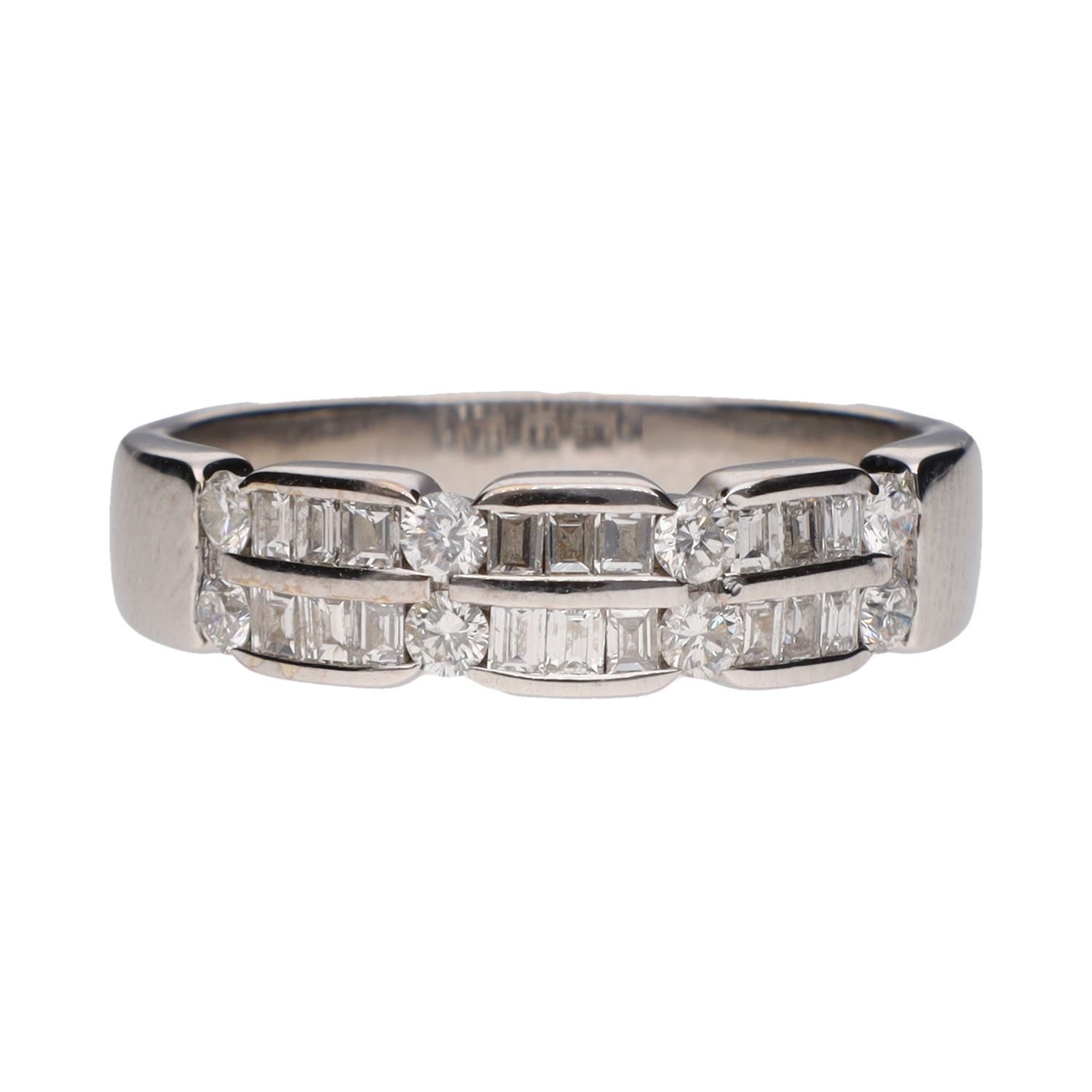 Sortija en oro blanco con diamantes. Talla 19.