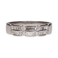 Sortija en oro blanco con diamantes. Talla 19.