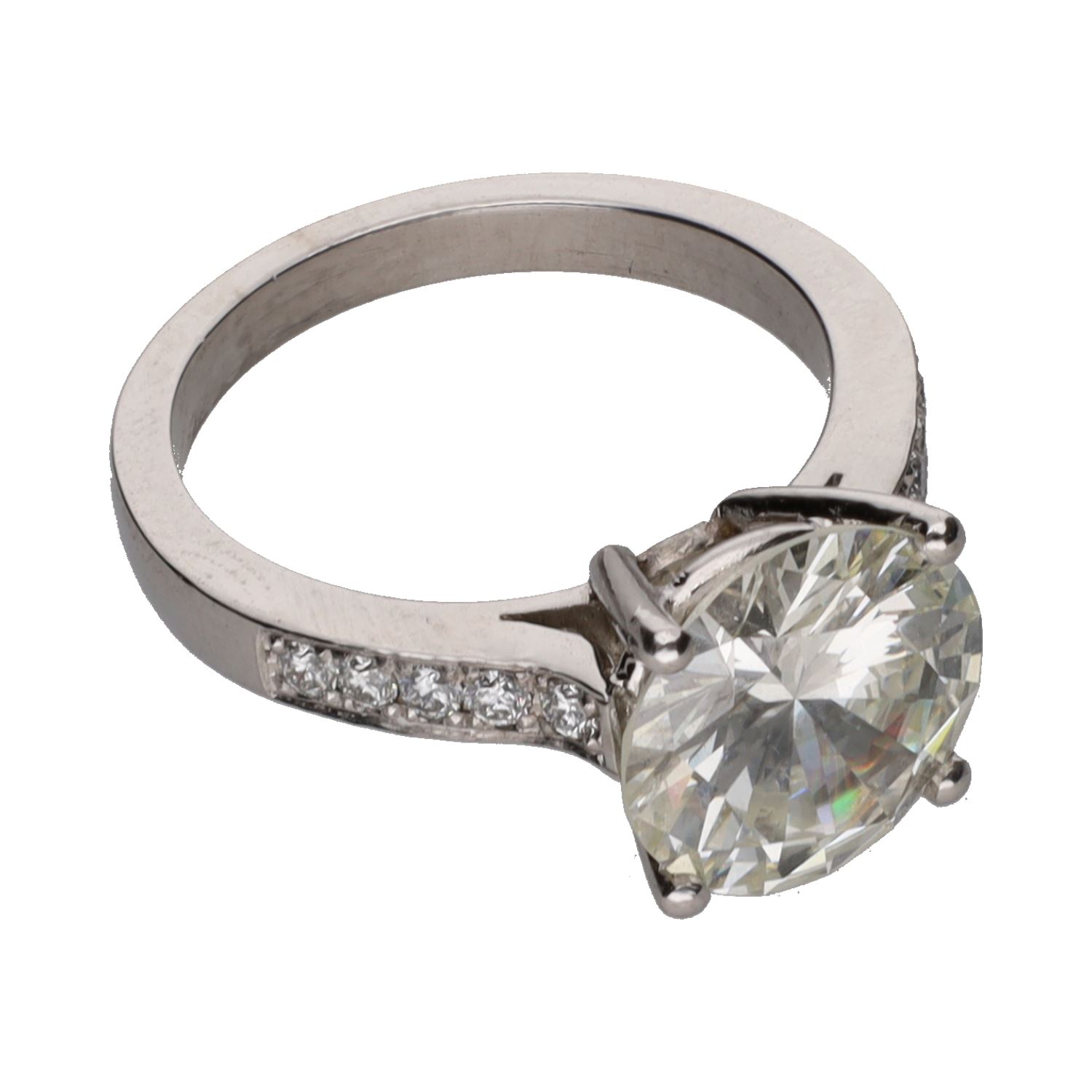 Solitario en platino con brillante central 3,43ct . Talla 12.