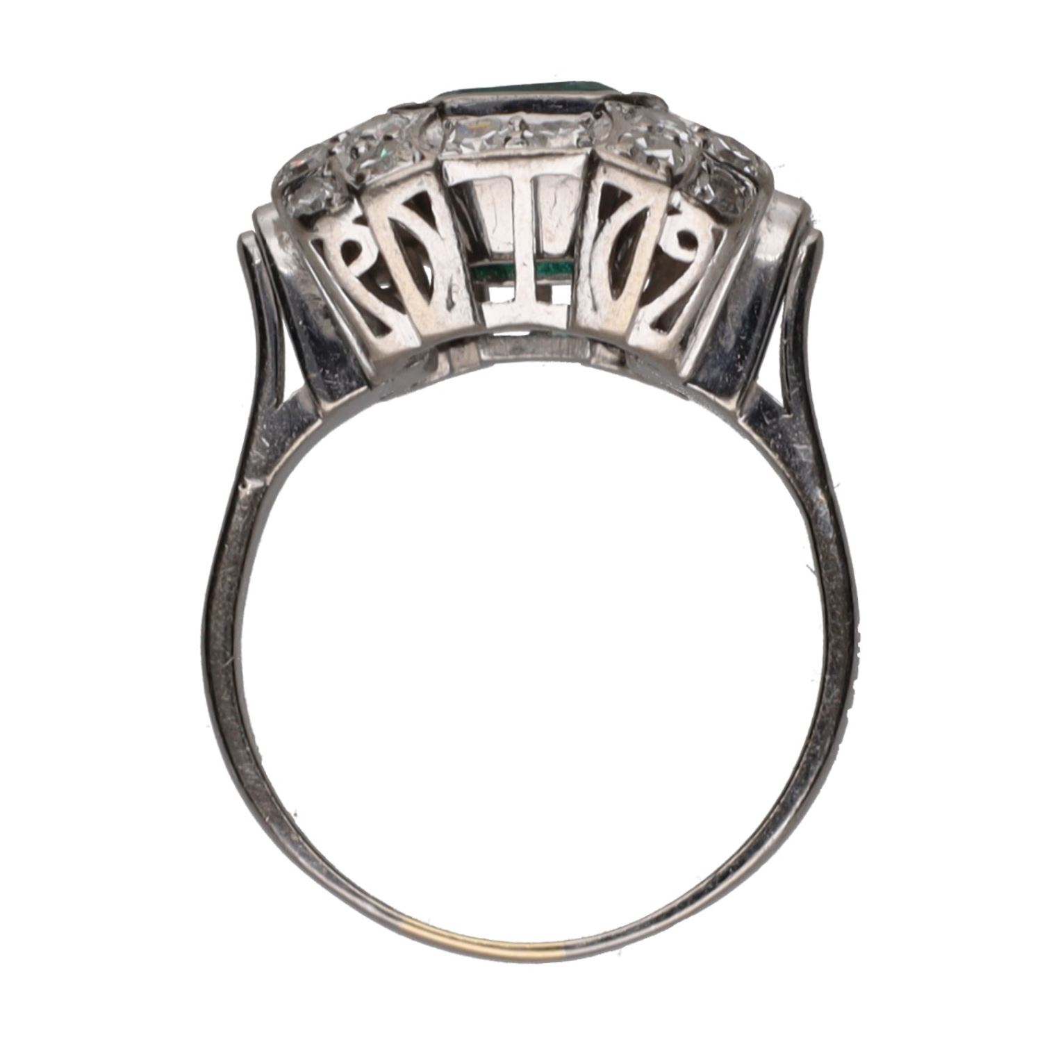 Sortija en oro blanco con esmeralda y diamantes. Talla 14.