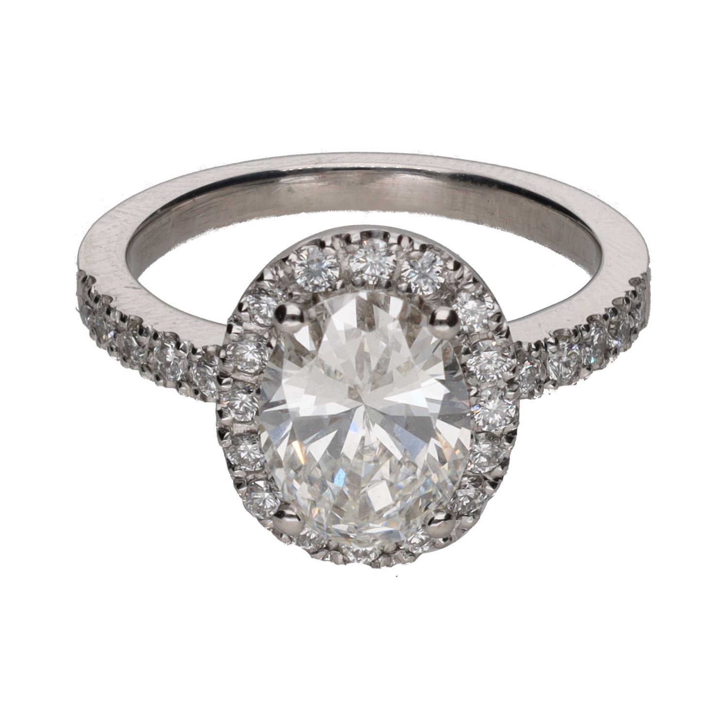 Sortija en platino con diamante oval y orla de brillantes. Talla 11.