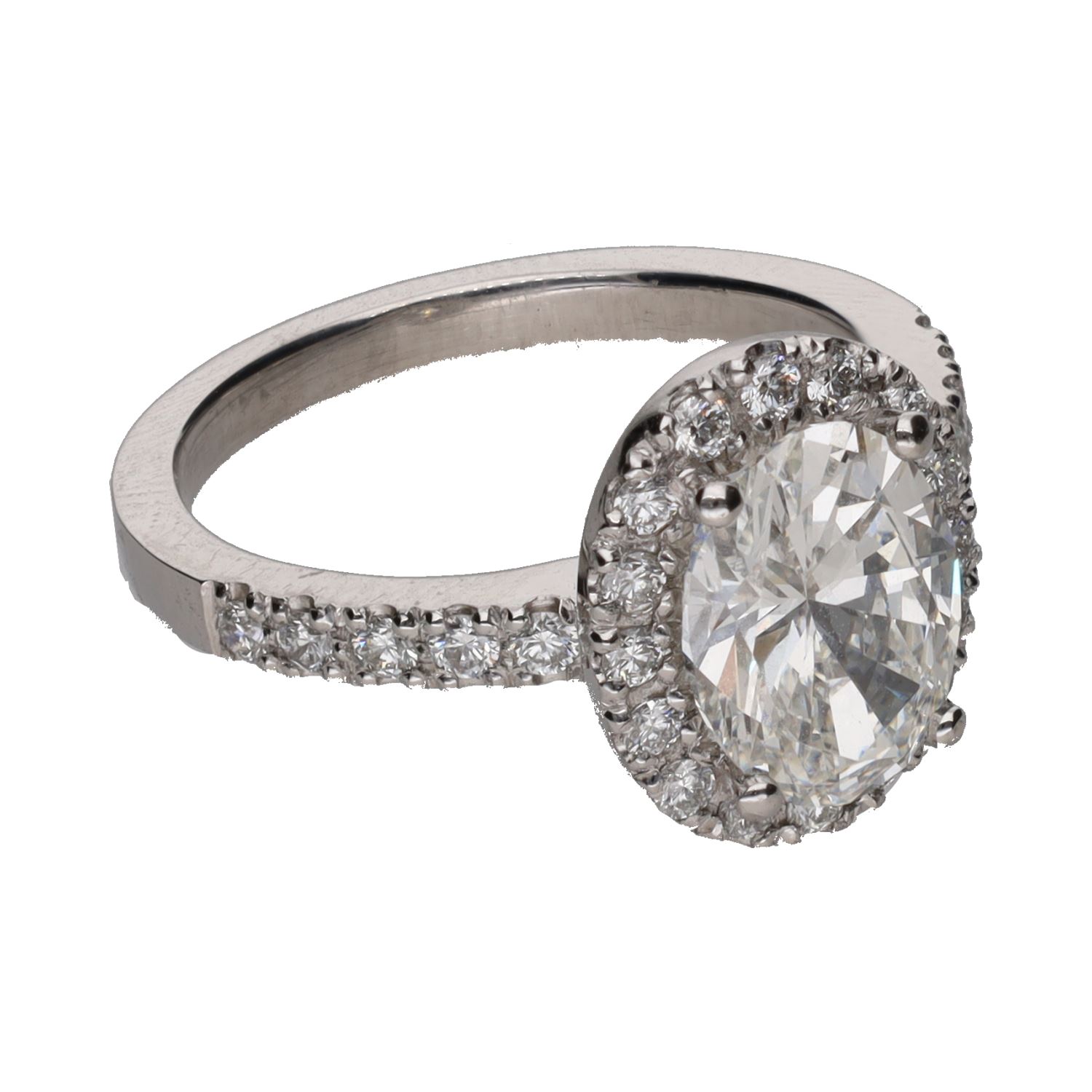 Sortija en platino con diamante oval y orla de brillantes. Talla 11.