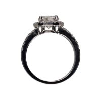 Sortija en platino con diamante oval y orla de brillantes. Talla 11.