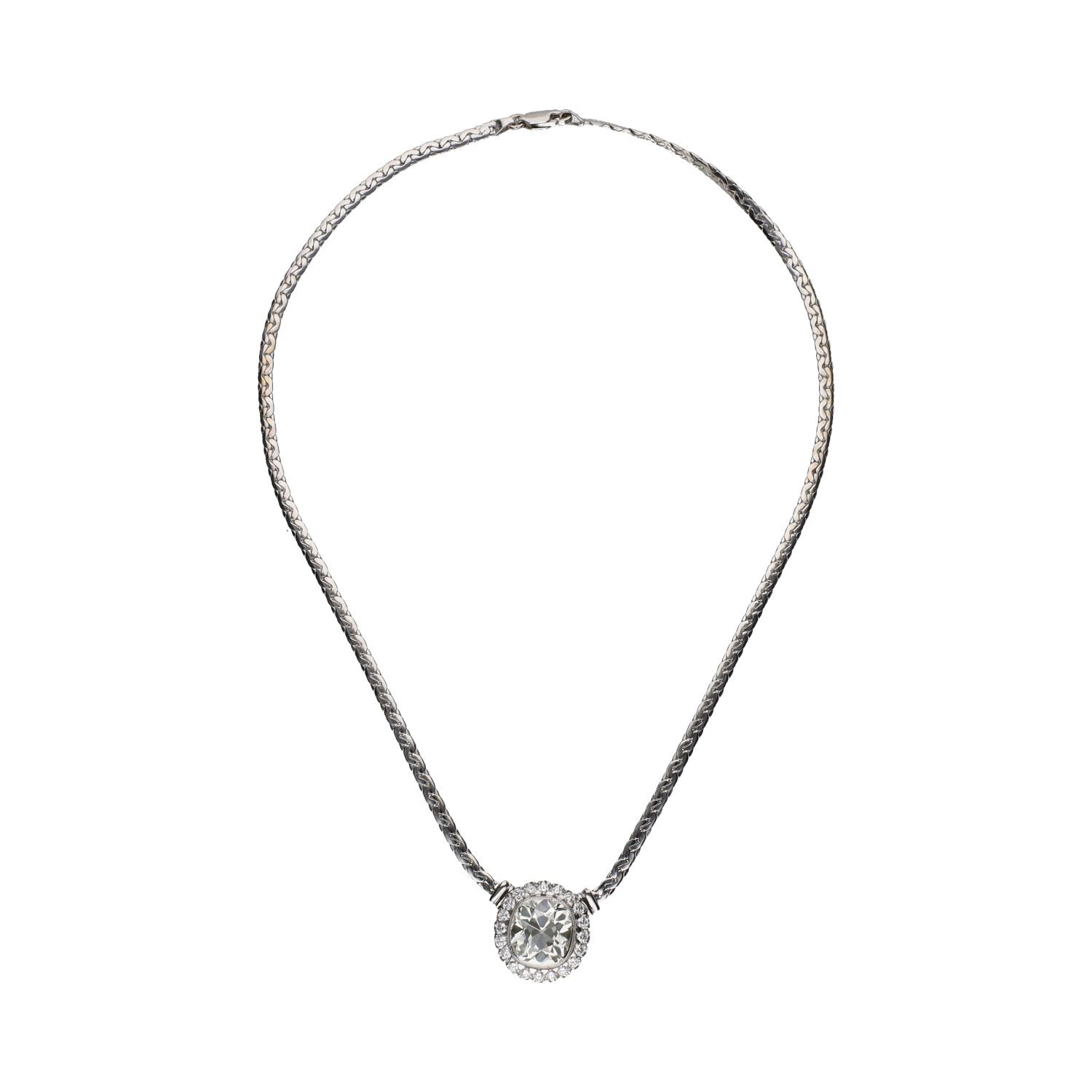 Collar realizado en oro blanco con un brillante y orla de brillantes.