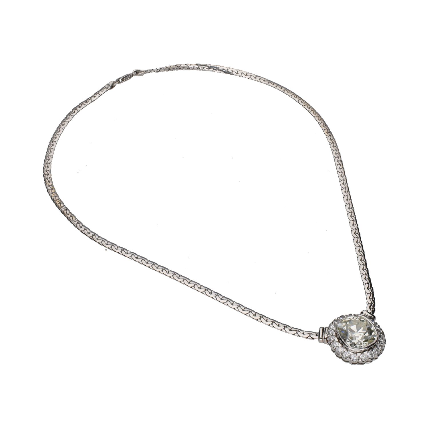 Collar realizado en oro blanco con un brillante y orla de brillantes.