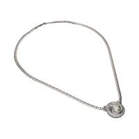 Collar realizado en oro blanco con un brillante y orla de brillantes.
