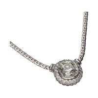 Collar realizado en oro blanco con un brillante y orla de brillantes.