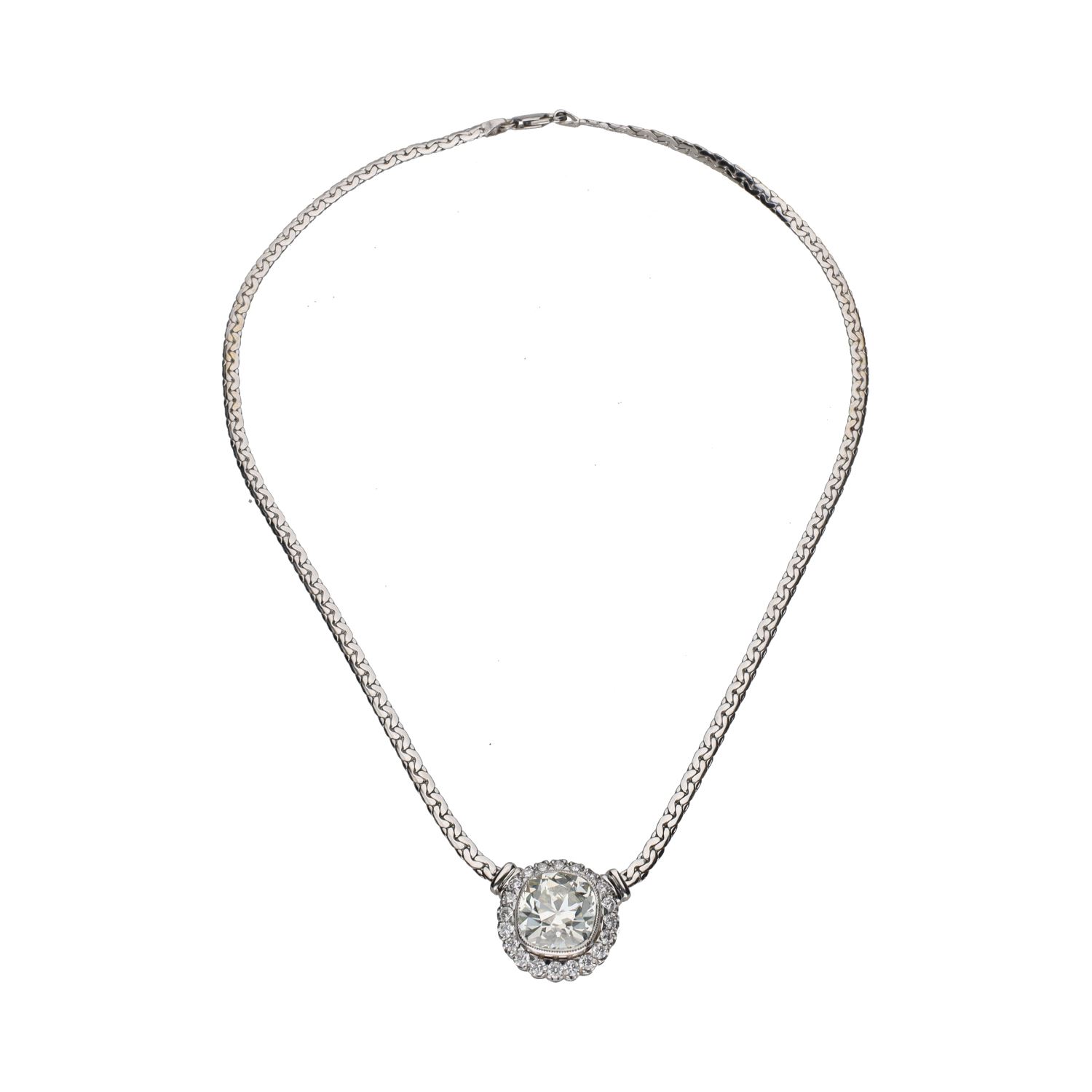 Collar realizado en oro blanco con un brillante y orla de brillantes.