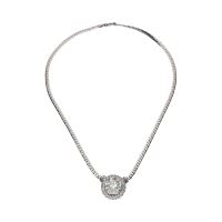 Collar realizado en oro blanco con un brillante y orla de brillantes.