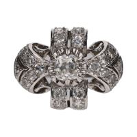 Sortija antigua en oro blanco con brillantes. Talla 12.