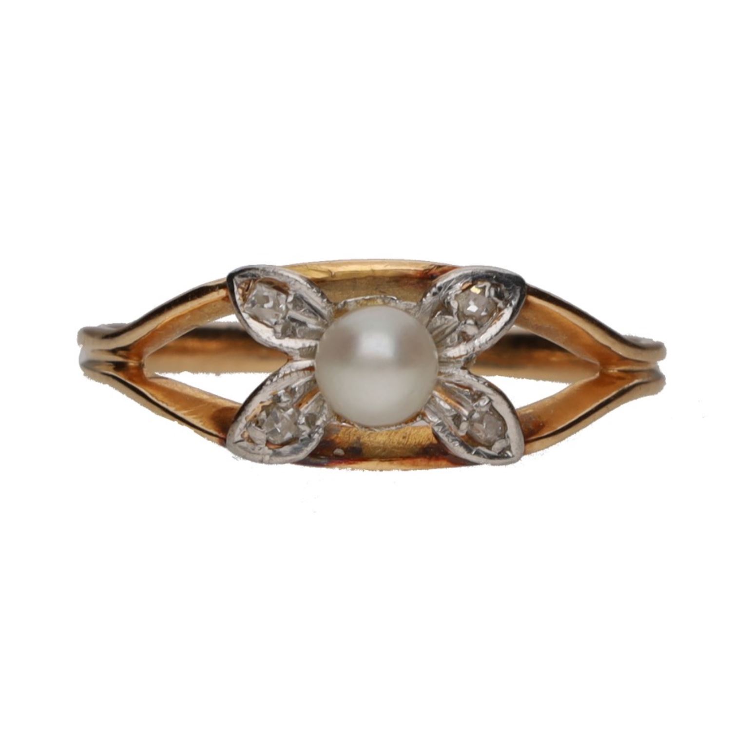 Sortija en oro amarillo con perla y diamantes. Talla 13.