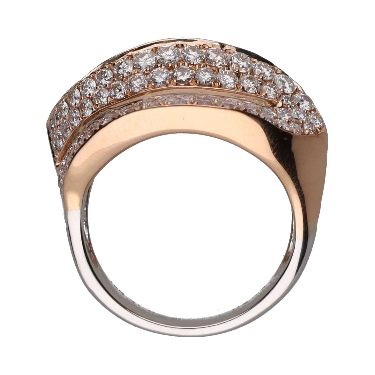 Sortija en oro blanco y oro amarillo con cuajado de brillantes. Talla 12.