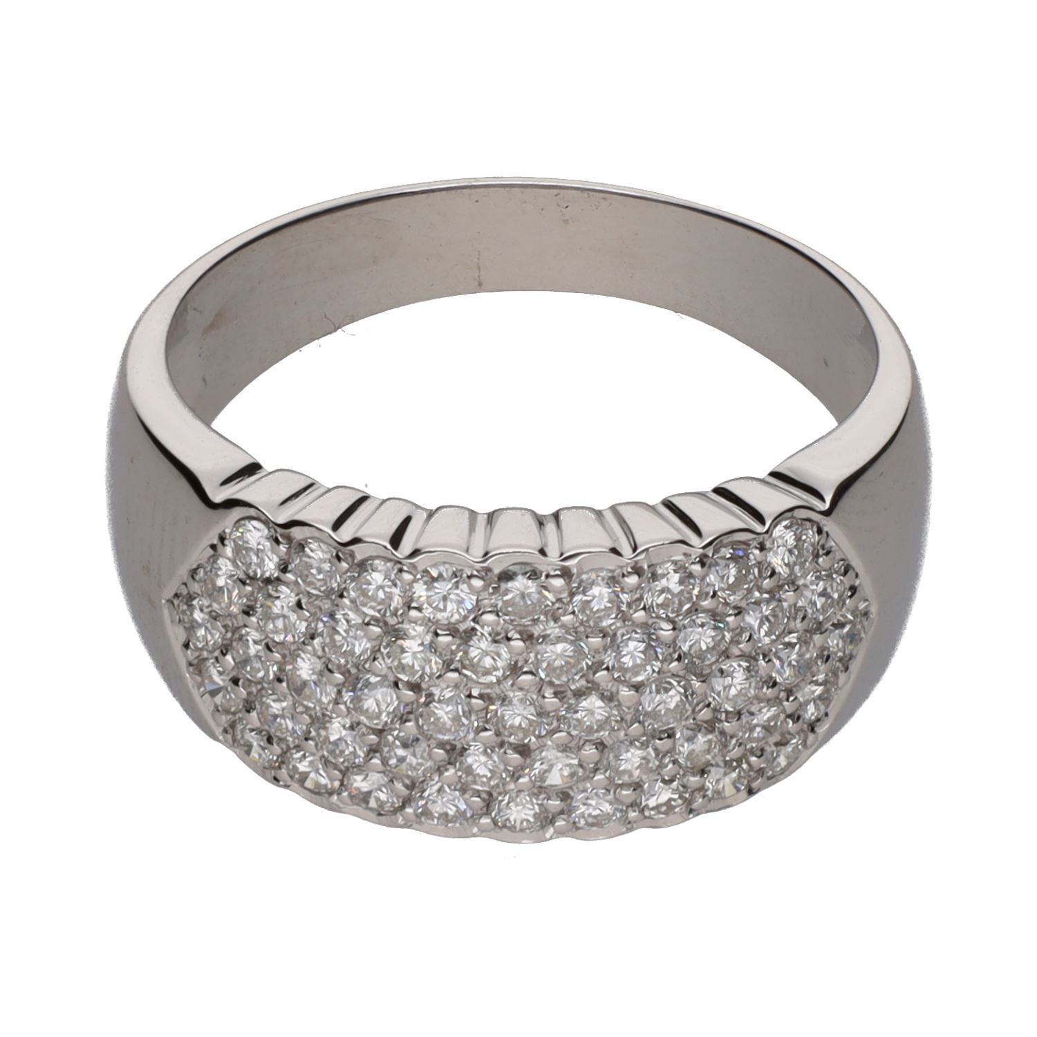 Sortija en oro blanco con cuajado de brillantes. Talla 18.
