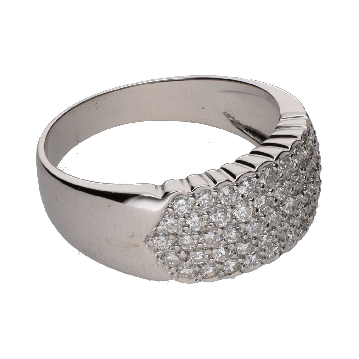 Sortija en oro blanco con cuajado de brillantes. Talla 18.