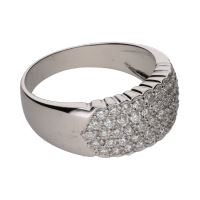 Sortija en oro blanco con cuajado de brillantes. Talla 18.