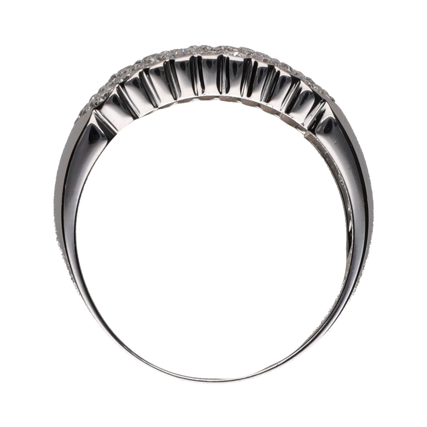 Sortija en oro blanco con cuajado de brillantes. Talla 18.