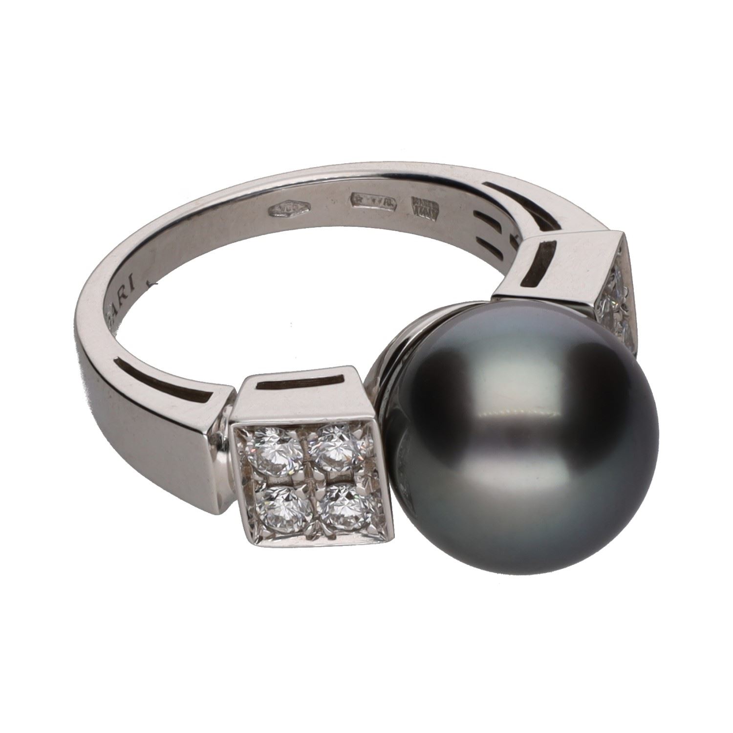 Sortija bulgari lvcea en oro blanco con perla y brillantes. Talla 53.