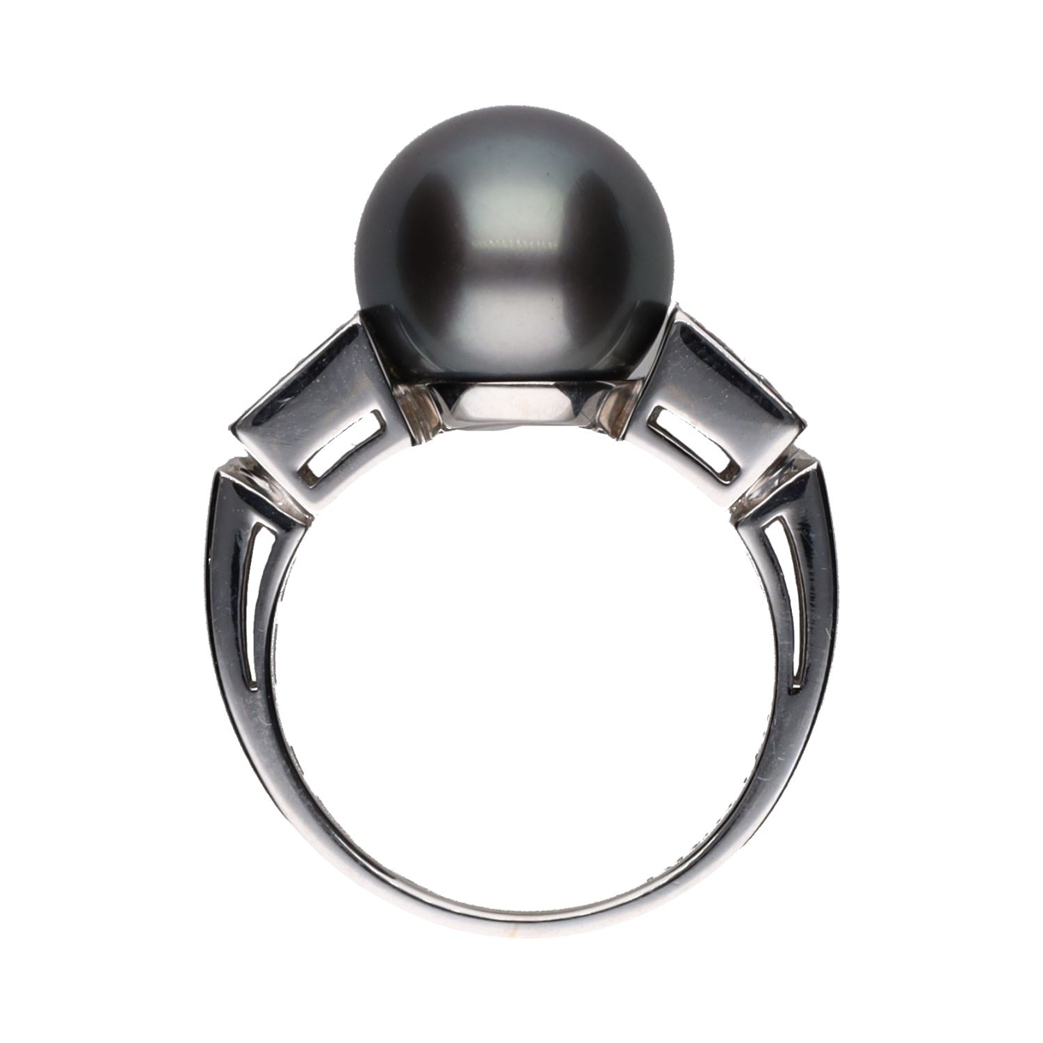Sortija bulgari lvcea en oro blanco con perla y brillantes. Talla 53.