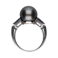 Sortija bulgari lvcea en oro blanco con perla y brillantes. Talla 53.