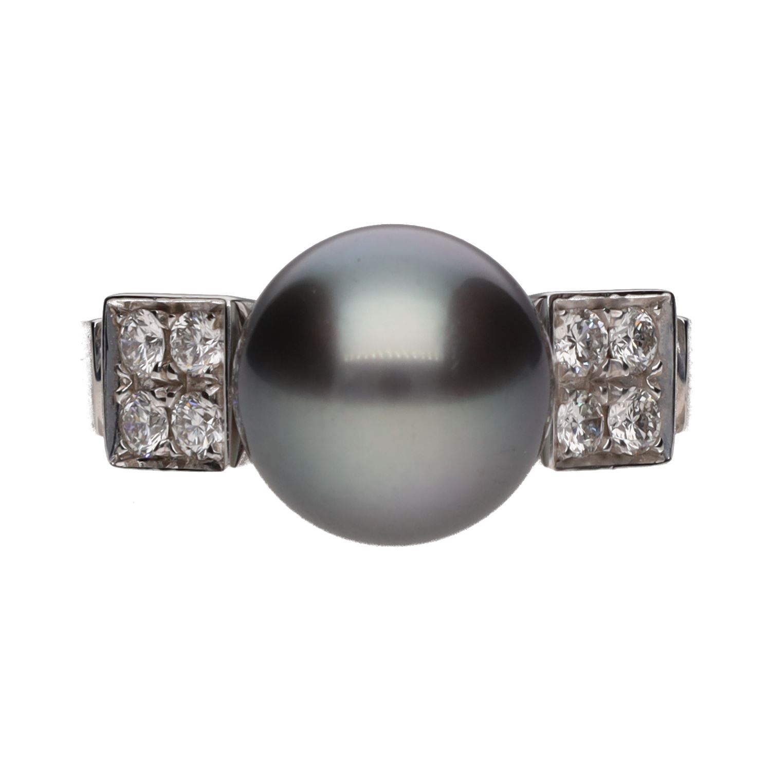 Sortija bulgari lvcea en oro blanco con perla y brillantes. Talla 53.