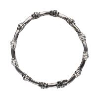 Pulsera en oro blanco con motivos florales en brillantes.