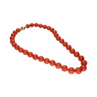 Collar bolas de coral con cierre en oro amarillo.