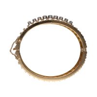 Pulsera rígida ancha en oro amarillo con brillantes.