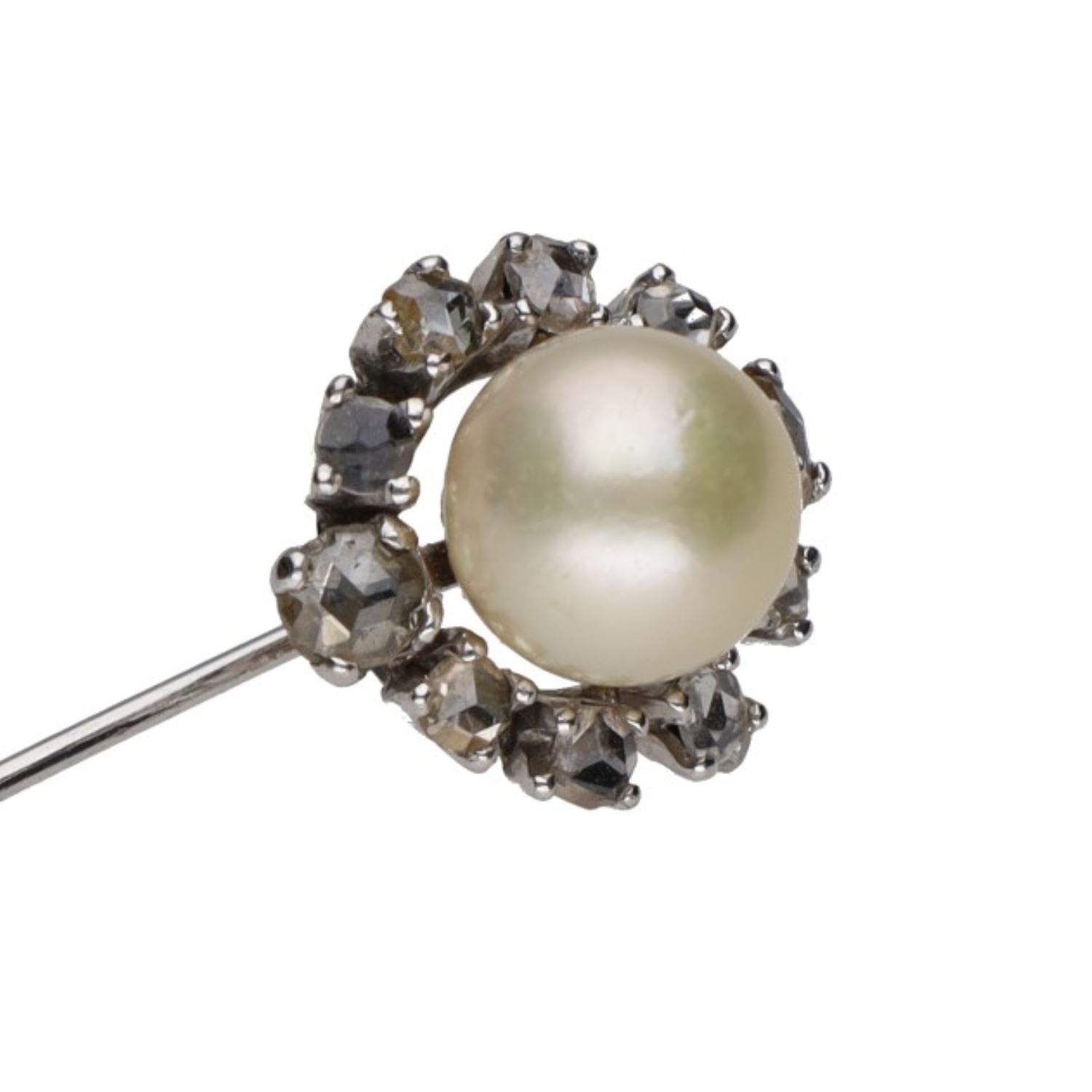 Alfiler en oro blanco con perla y diamantes.
