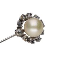 Alfiler en oro blanco con perla y diamantes.