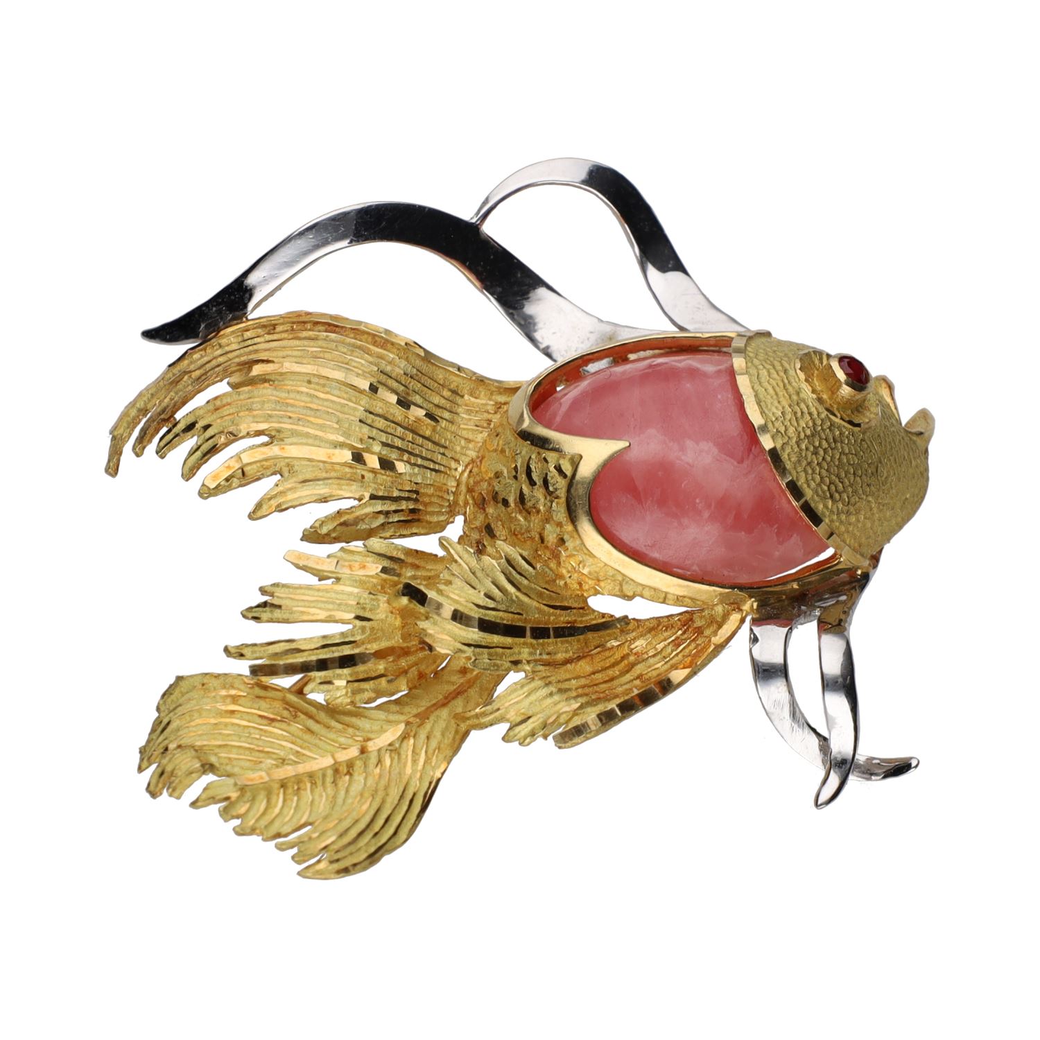 Broche con forma de pez en oro amarillo y oro blanco.