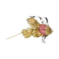 Broche con forma de pez en oro amarillo y oro blanco.